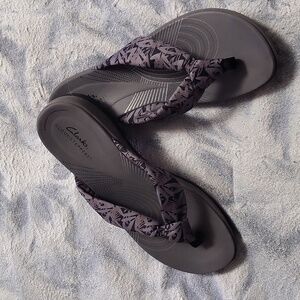 NWT Women's Clarks Cloudsteppers Arla Gibson Black Floral Flip Flops Size 10M